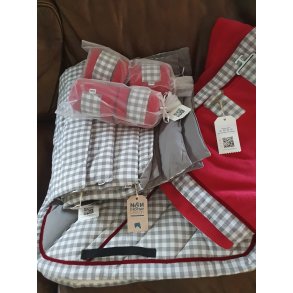 Limited Edition dressur sett - N&N horse design - four champs (rd / hvit / gr)