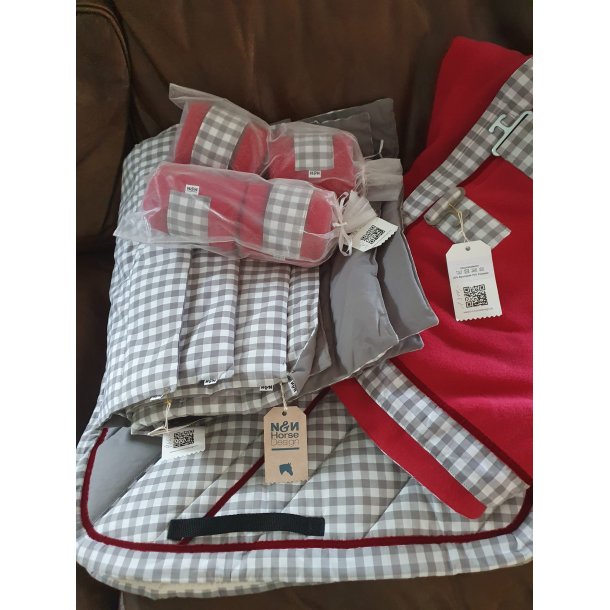 Limited Edition dressur sett - N&N horse design - four champs (rd / hvit / gr)